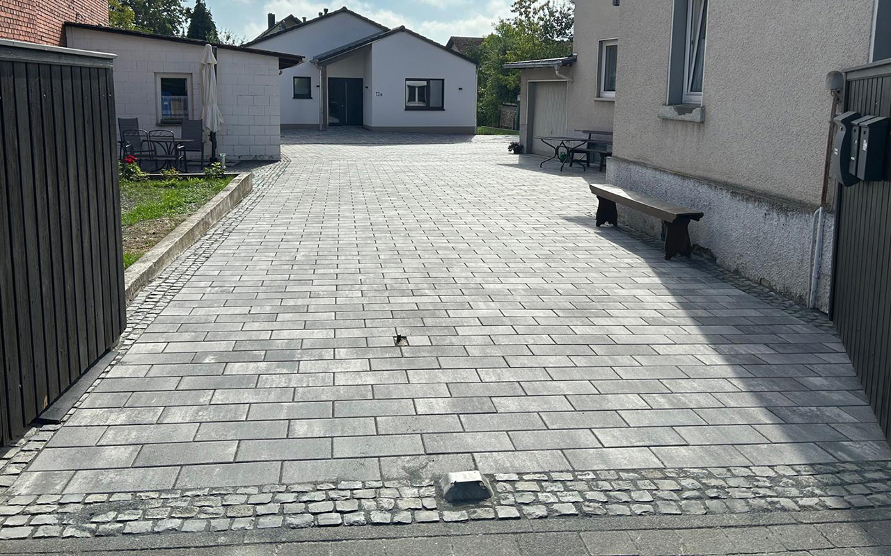 Neu gestalteter Hof mit grauen Pflastersteinen